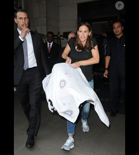 Jennifer Garner sort de son hôtel avec le petit Samuel, à New York, le 15 août 2012