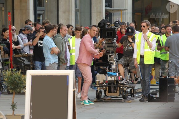 Robbie Williams. Tournage de son nouveau clip le 16 août 2012 à Londres, avec la participation de la jeune actrice Kaya Scodelario, star de la série Skins.