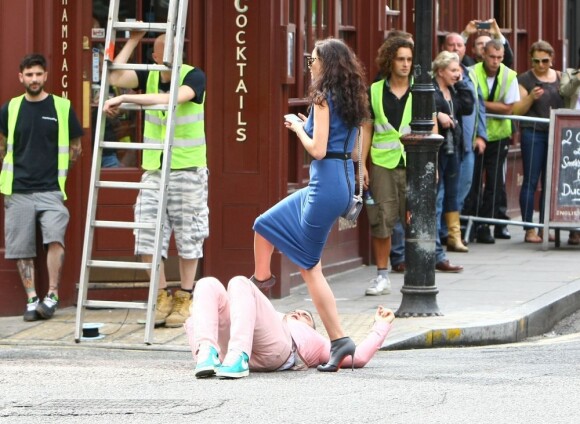 La jolie Kaya Scodelario a pris grand soin de piétiner Robbie Williams. Tournage de son nouveau clip le 16 août 2012 à Londres, avec la participation de la jeune actrice Kaya Scodelario, star de la série Skins.