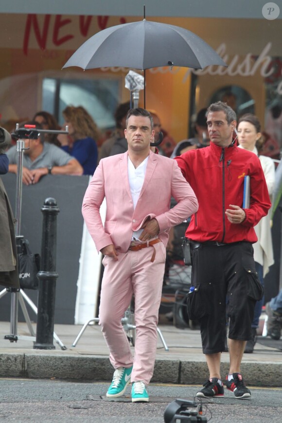 Robbie Williams. Tournage de son nouveau clip le 16 août 2012 à Londres, avec la participation de la jeune actrice Kaya Scodelario, star de la série Skins.