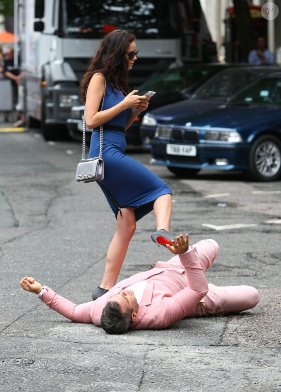 La jolie Kaya Scodelario a pris grand soin de piétiner Robbie Williams. Tournage de son nouveau clip le 16 août 2012 à Londres, avec la participation de la jeune actrice Kaya Scodelario, star de la série Skins.