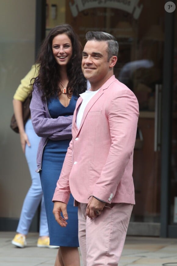 Kaya Scodelario et Robbie Williams. Tournage de son nouveau clip le 16 août 2012 à Londres, avec la participation de la jeune actrice Kaya Scodelario, star de la série Skins.