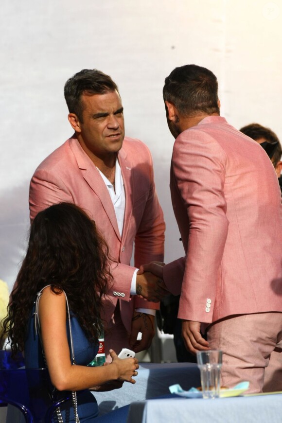 Robbie Williams face à son stunt double. Tournage de son nouveau clip le 16 août 2012 à Londres, avec la participation de la jeune actrice Kaya Scodelario, star de la série Skins.