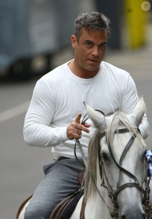 Robbie Williams. Tournage de son nouveau clip le 17 août 2012 à Londres, avec la participation de la jeune actrice Kaya Scodelario, star de la série Skins.