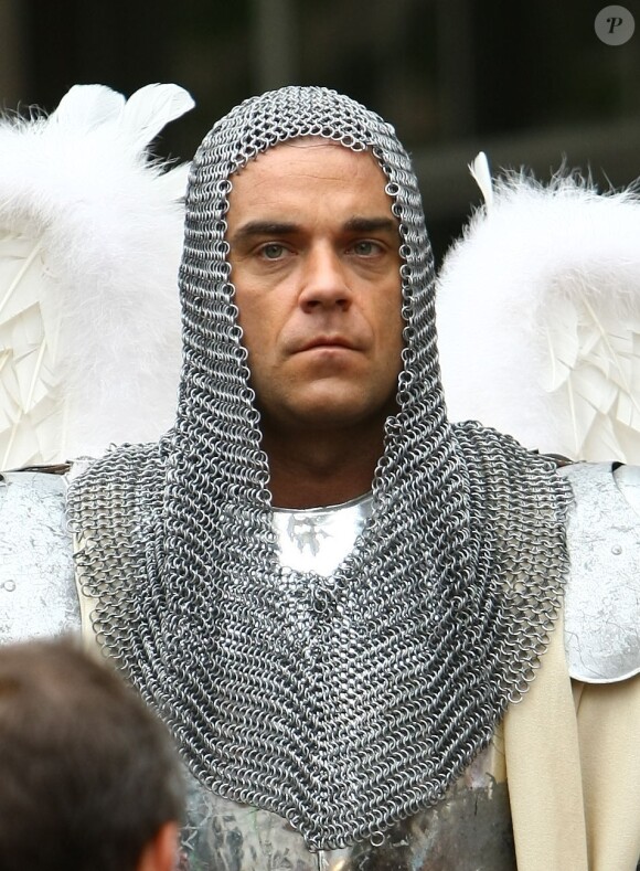 Robbie Williams en chevalier. Tournage de son nouveau clip le 17 août 2012 à Londres, avec la participation de la jeune actrice Kaya Scodelario, star de la série Skins.