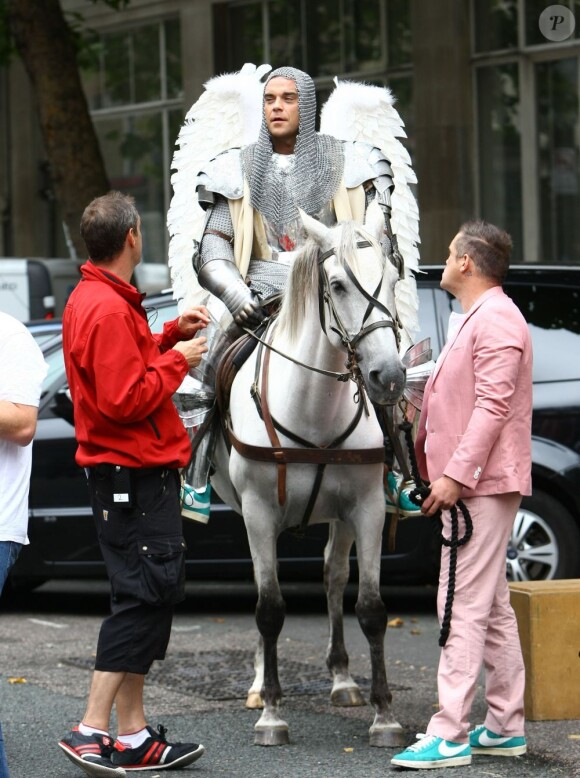 Robbie Williams en chevalier. Tournage de son nouveau clip le 17 août 2012 à Londres, avec la participation de la jeune actrice Kaya Scodelario, star de la série Skins.