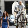 Robbie Williams en chevalier, avec Kaya Scodelario. Tournage de son nouveau clip le 17 août 2012 à Londres, avec la participation de la jeune actrice Kaya Scodelario, star de la série Skins.