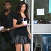 Toujours aussi in love, Kim Kardashian et Kanye West ont fait une pause gourmande à Honolulu en s'offrant une glace au yahourt. Le 16 août 2012