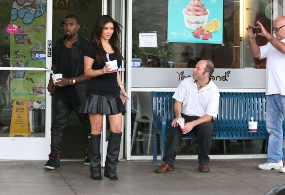 Toujours aussi in love, Kim Kardashian et Kanye West ont fait une pause gourmande à Honolulu en s'offrant une glace au yahourt. Le 16 août 2012