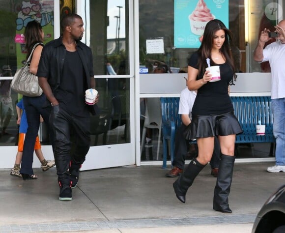 Kim Kardashian et Kanye West, en vacances à Hawai, ont fait une pause gourmande en s'offrant une glace au yahourt. Le 16 août 2012