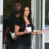 Kim Kardashian et Kanye West, en vacances à Hawai, ont fait une pause gourmande en s'offrant une glace au yahourt. Le 16 août 2012