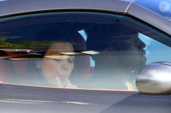 Kim Kardashian déguste sa glace dans la voiture de son amoureux Kanye West. Le 16 août 2012