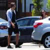 Demi Moore le 11 août 2012 dans les rues de Santa Monica, accompagnée d'un jeune homme mystérieux