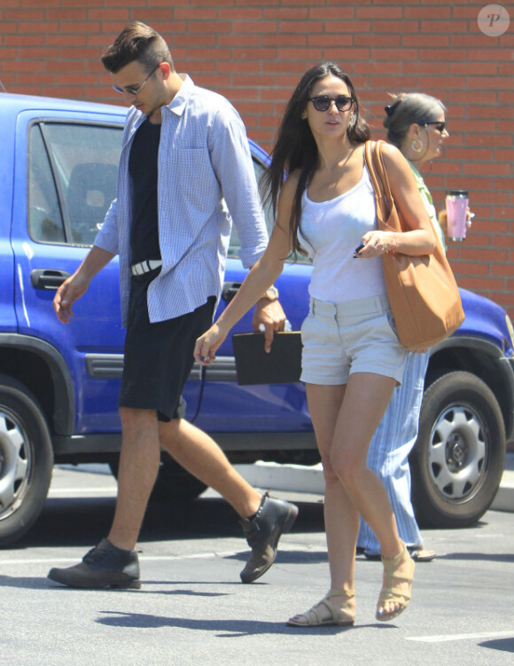 Demi Moore le 11 août 2012 dans les rues de Santa Monica, accompagnée d'un jeune homme : un nouveau toyboy?
