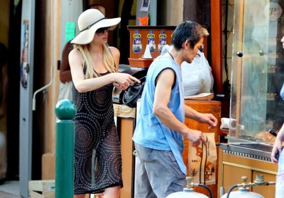 Paris Hilton achète un poulet rôti à St-Tropez, le samedi 18 août 2012.