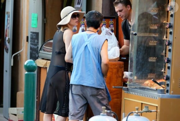 Paris Hilton achète un poulet rôti à St-Tropez, le samedi 18 août 2012.