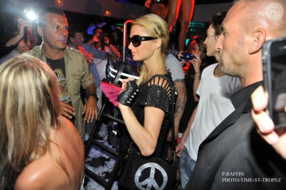 Paris Hilton au VIP Room de St-Tropez, le vendredi 17 août 2012, avec son ami Jean-Roch.