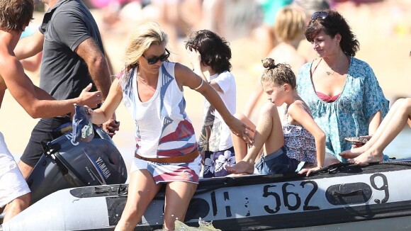 Kate Moss continue sa Dolce Vita à Saint-Tropez, avec sa superbe fille Lila