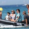 Kate Moss rejoint un bateau luxueux lors de ses vacances à Saint-Tropez avec sa fille, Lila, le 19 août 2012