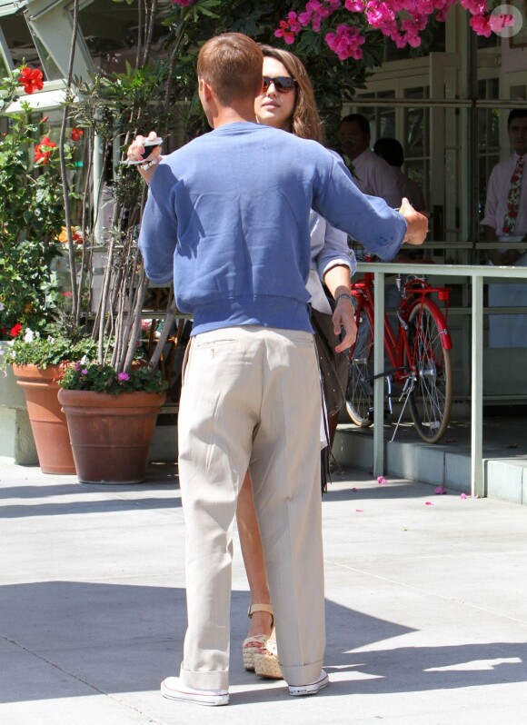 Jessica Alba a déjeuné avec un ami à Beverly Hills le 17 août 2012 au restaurant Ivy à Beverly Hills