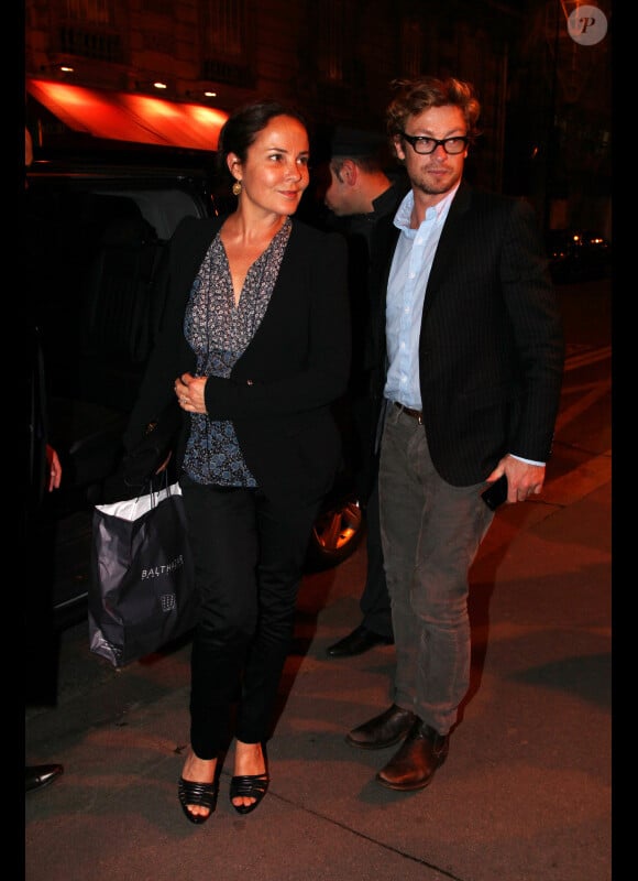 Simon Baker et son épouse Rebecca Rigg le 8 mai 2012 à Paris