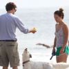 Olivia Wilde, Jason Sudeikis et leur chien s'amusent à la plage à Wilmington en Caroline du Nord, le 18 août 2012