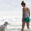 Olivia Wilde au naturel, Jason Sudeikis et leur chien s'amusent à la plage à Wilmington en Caroline du Nord, le 18 août 2012