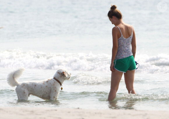 Olivia Wilde au naturel, Jason Sudeikis et leur chien s'amusent à la plage à Wilmington en Caroline du Nord, le 18 août 2012