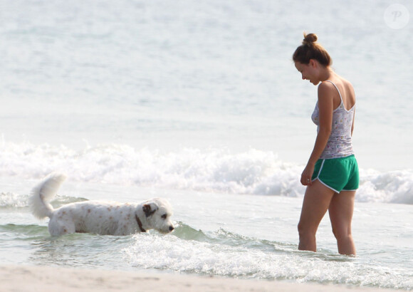 Olivia Wilde et son chien s'amusent à la plage à Wilmington en Caroline du Nord, le 18 août 2012