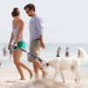 Olivia Wilde, Jason Sudeikis et leur chien s'amusent à la plage à Wilmington en Caroline du Nord, le 18 août 2012