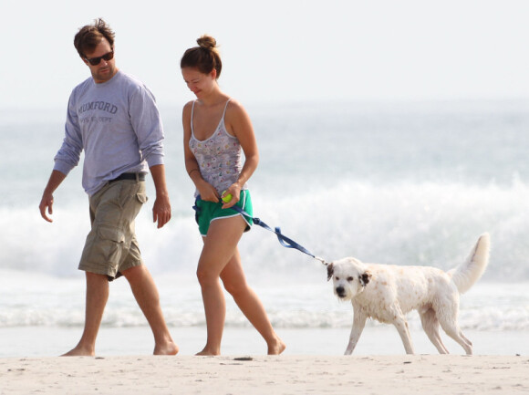 Olivia Wilde, Jason Sudeikis et leur adorable chien s'amusent à la plage à Wilmington en Caroline du Nord, le 18 août 2012