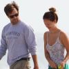 La belle Olivia Wilde, Jason Sudeikis et leur chien s'amusent à la plage à Wilmington en Caroline du Nord, le 18 août 2012