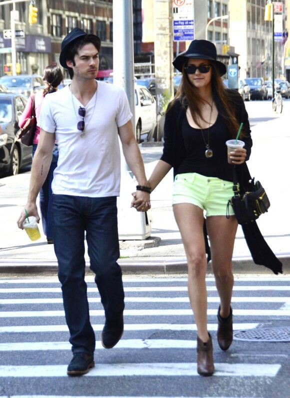 Nina Dobrev et son amoureux Ian Somerhalder dans les rues de New York en mai 2012