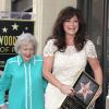 Valerie Bertinelli, accompagnée de Betty White, reçoit son étoile sur le Walk of Fame à Los Angeles, le 22 août 2012.