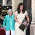 Valerie Bertinelli, accompagnée de Betty White, reçoit son étoile sur le Walk of Fame à Los Angeles, le 22 août 2012.