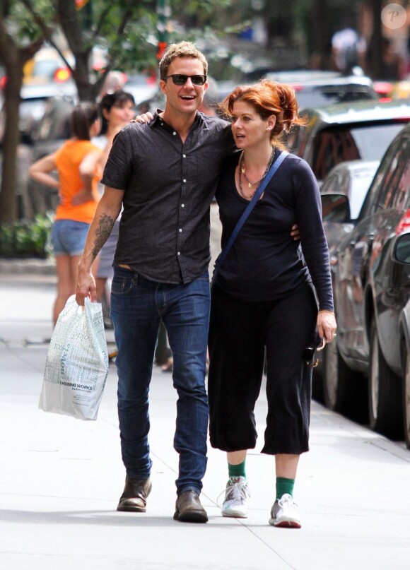 Debra Messing et son compagnon Will Chase dans les rues de New York, le 19 août 2012.