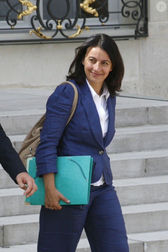 La ministre du logement Cécile Duflot ose l'ensemble en lin pour le premier conseil des ministres de la rentrée. Paris, le 22 août 2012.