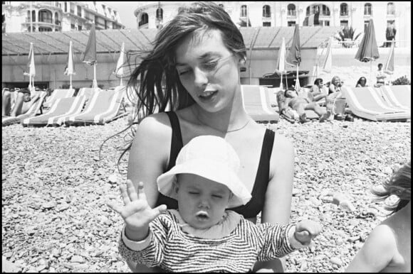 Jane Birkin et sa fille Charlotte en 1972 à Nice.