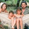 Serge Gainsbourg et Jane Birkin avec leurs enfants, Charlotte et Kate, à Saint-Tropez en 1977.