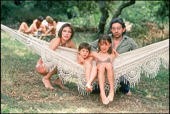 Serge Gainsbourg et Jane Birkin avec leurs enfants, Charlotte et Kate, à Saint-Tropez en 1977.