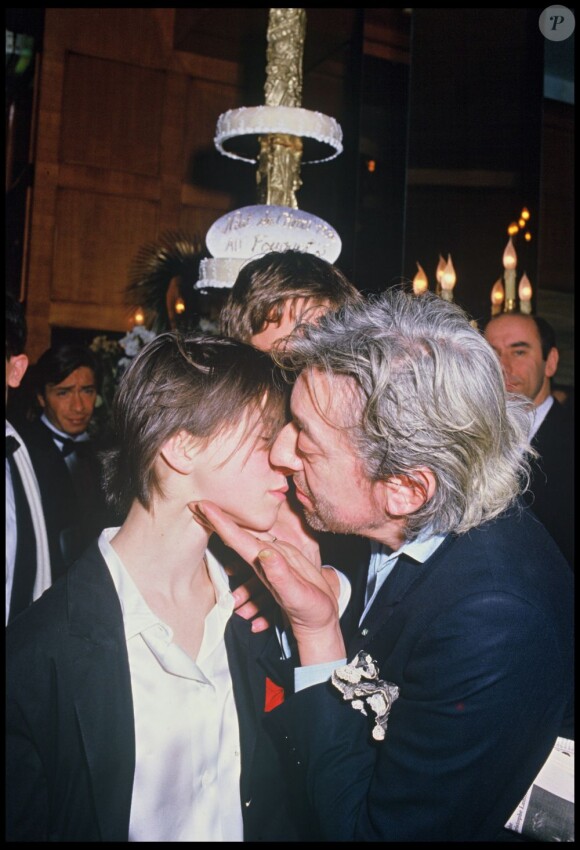 Charlotte Gainsbourg et son père Serge avec son César du meilleur espoir en 1986.