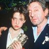 Charlotte Gainsbourg et son père Serge avec son César du meilleur espoir en 1986.