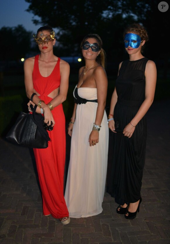 Charlotte Casiraghi, Rein Carter et Electra Niarchos le 17 août 2012 lors de la soirée de gala du concours hippique international de Valkenswaard
