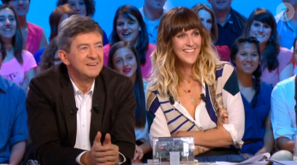 Daphné Bürki et Jean-Luc Mélenchon séduits par Doria Tillier, nouvelle miss météo, dans Le Grand Journal, neuvième saison, sur Canal + le lundi 27 août 2012