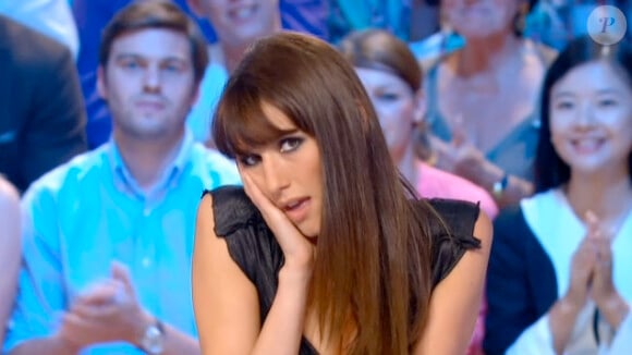Doria Tillier irrésistible lorsqu'elle présente sa première météo dans Le Grand Journal, neuvième saison, sur Canal + le lundi 27 août 2012