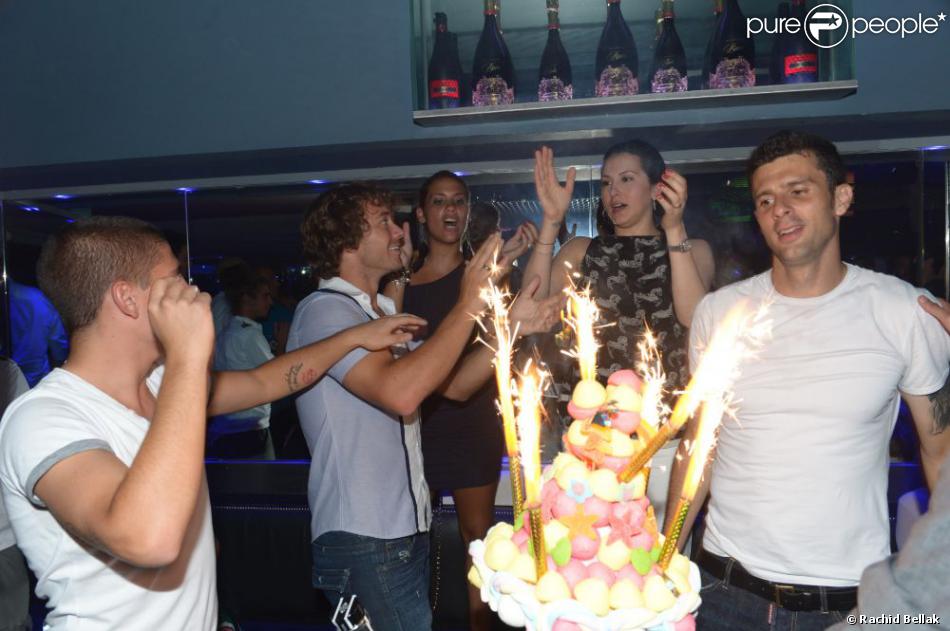 Thiago Motta Celebre Son 28e Anniversaire Au Queen A Paris Dans La Nuit Du 27 Au 28 Aout Avec Ses Coequipiers Marco Verratti Et Diego Lugano Purepeople