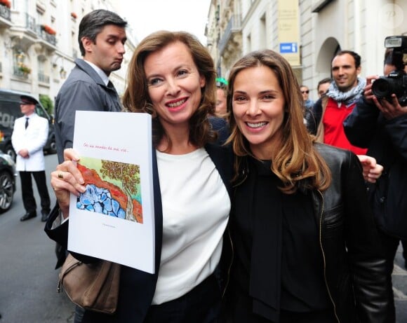 Valerie Trierweiler et Melissa Theuriau lors de la vente aux enchères des oeuvres de Florence Cassez à Paris le 16 juin 2012