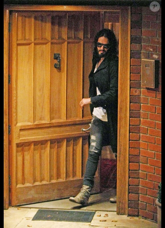 Russell Brand, photographié quittant le domicile de la chanteuse Geri Halliwell, le mercredi 29 août 2012.