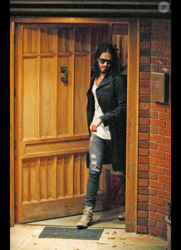 L'acteur Russell Brand, photographié quittant le domicile de la chanteuse Geri Halliwell, le mercredi 29 août 2012.