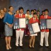 La princesse Victoria de Suède avec Luigi Marshall Cham, Jun Yong Nicholas Lim et Tian Ting Carrie-Anne Ng, lauréats du Junior Water Prize dont elle est la marraine, lors de la cérémonie de remise à Stockholm le 29 août 2012.